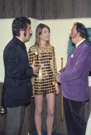 Dali à sa gauche et Paco Rabanne à sa droite, qui a créé cette robe en or à 10 millions de dollars (1968).