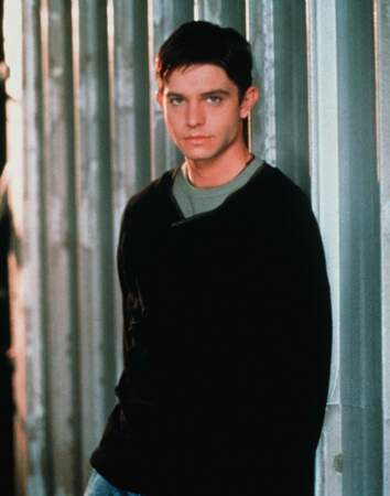Jason Behr jouait de son côté le rôle de Max Evans, héros masculin de la série.