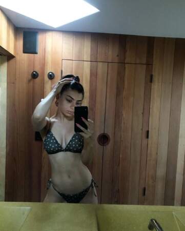 Pour célébrer son 27e anniversaire, Charli XCX a posé en bikini. 
