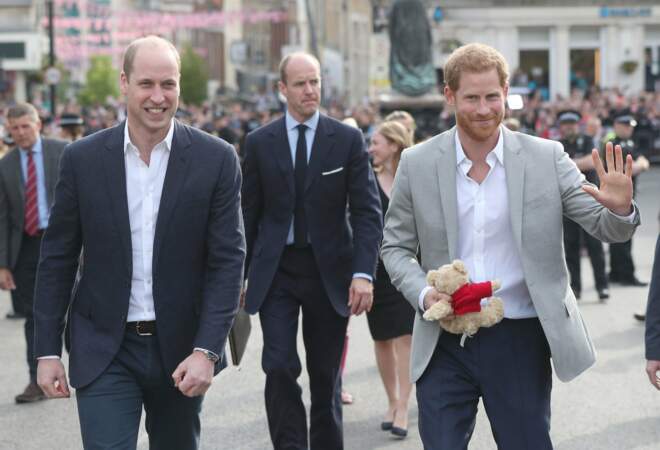 Le prince William accompagne son frère Harry la veille du mariage de celui-ci, le 18 mai 2018