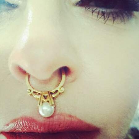 Dans la tête de Madonna : "Bon, j'ai plus de place sur mes doigts, je vais mettre cette bague dans mon nez". 
