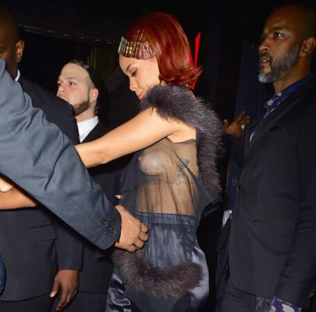Rihanna aime la transparence... Mais sans sous-vêtements