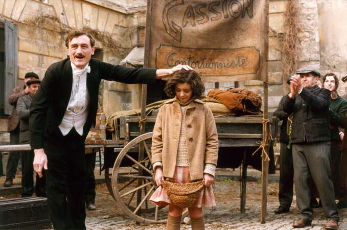 Deux Oscars, cinq César pour La Môme (2007)  : la petite Edith (Pauline Burlet) et son père