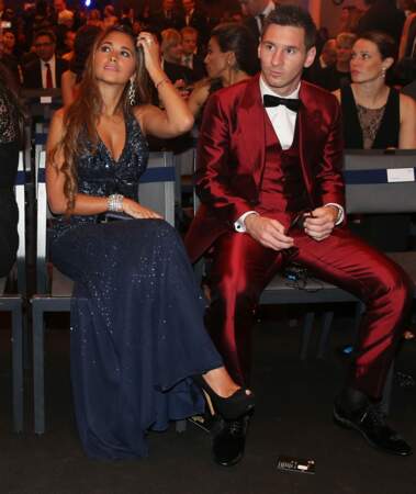 INCROYABLE ! Le costume de Lionel Messi arrive à attirer plus l'oeil que sa compagne Antonella Roccuzzo... 
