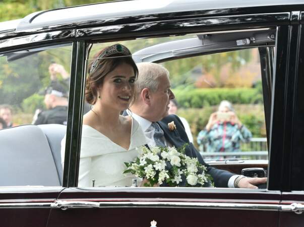 La princesse Eugenie arrive en voiture avec son père le prince Andrew