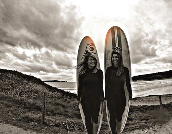 Laury Thilleman, elle, continue de profiter de ses vacances pour faire du surf ! 