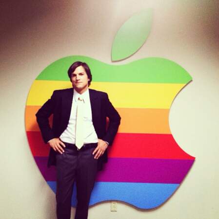 Ce nouvel amour lui donne des ailes et il accepte le rôle de Steve Jobs dans Jobs (2013)