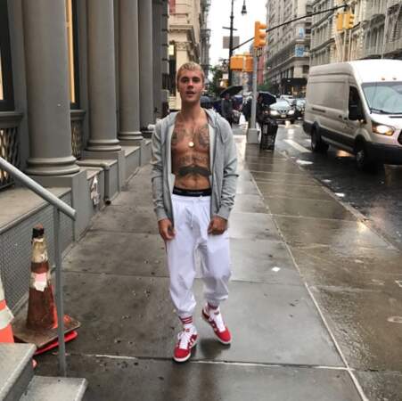 Il pleuvait à New York mais tout va bien : Justin Bieber s'y est promené tout abdo dehors. 