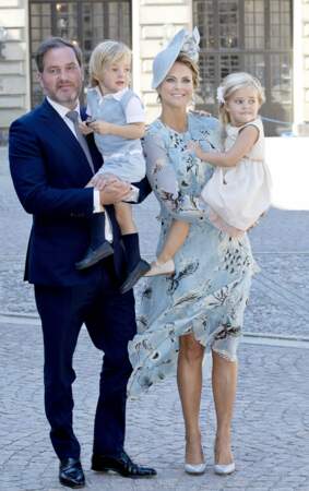 La princesse Leonore et le prince Nicolas semblent si bien dans les bras de leurs parents.