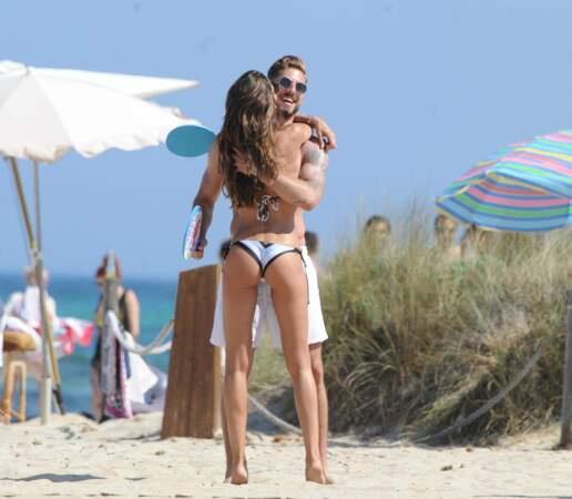 En bikini, la Brésilienne très caliente et son boyfriend s'éclatent