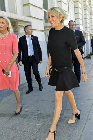 Pour ses premiers pas à l'international, madame Macron a opté pour la petite robe noire...