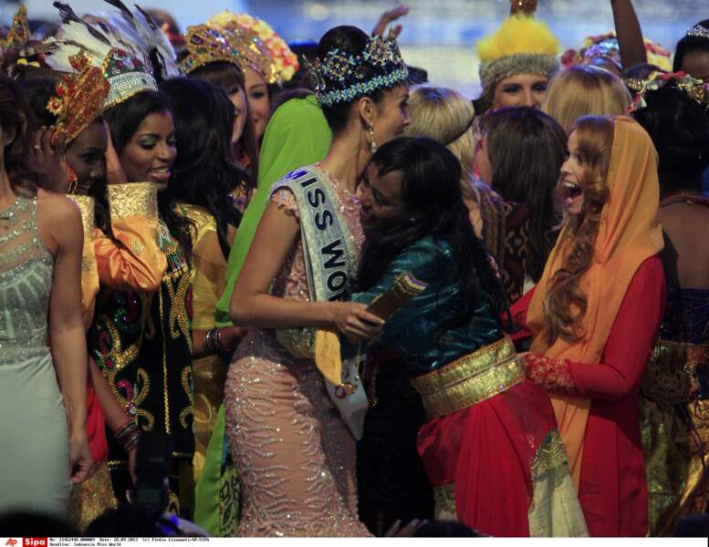 Miss Monde 2013 : la reine du jour, félicitée par ses concurrentes