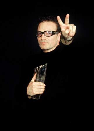 Bono victorieux, le chanteur du groupe irlandais U2 est aussi récompensé en 2000