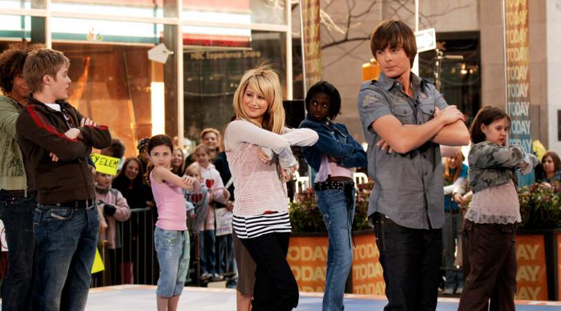 Zac (à droite) et une partie du casting de High School Musical, produit Disney pré-Glee.