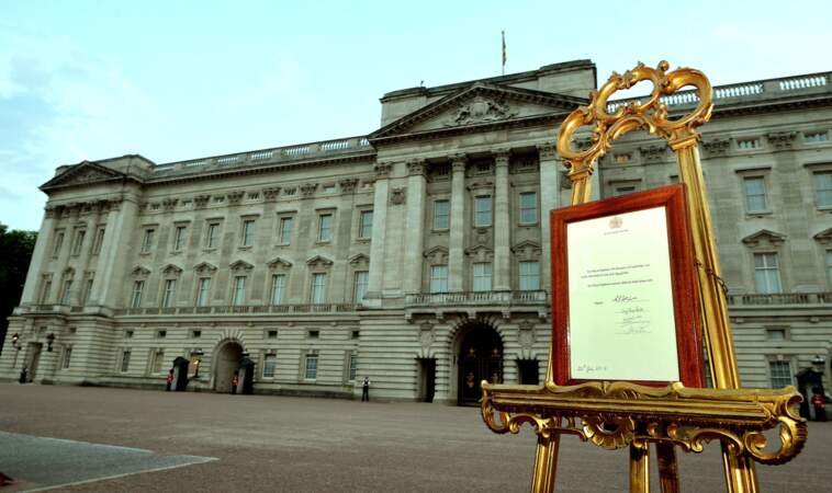On l'a attendu, il est là, enfin ! C'est écrit noir sur blanc devant Buckingham Palace !