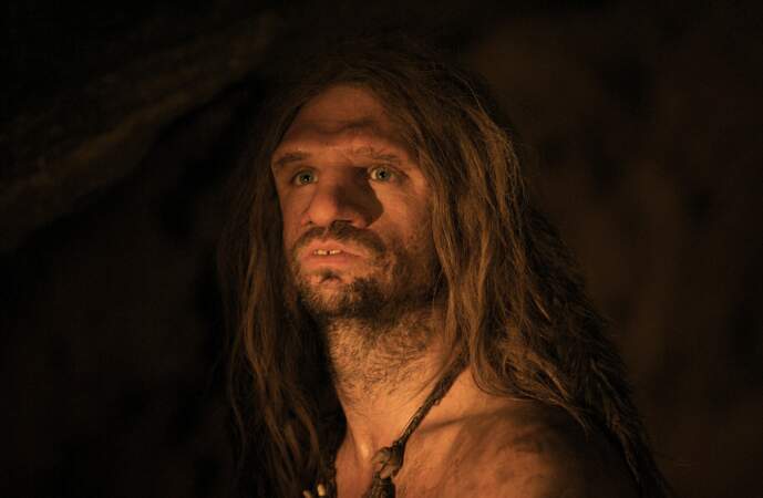 Simon Paul Sutton dans la peau d'AO, le dernier Néandertal (2010)