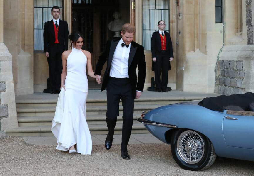 Pour la réception, Meghan Markle arborait une superbe robe blanche, tandis qu'Harry avait opté pour un smoking