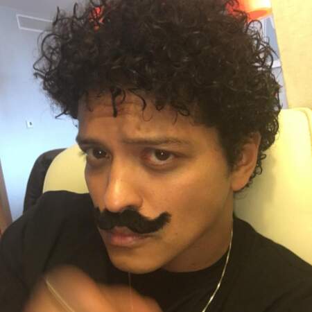 Bruno Mars tente la (fausse) moustache. 