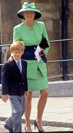 À 8 ans, Harry a déjà une grande pratique des cérémonies officielles avec sa maman la princesse Diana !