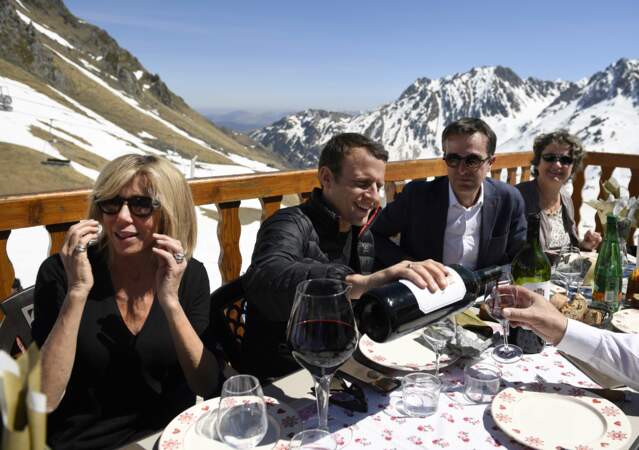 Pendant que sa Brigitte a le dos tourné, Emmanuel Macron abreuve la tablée en vin 