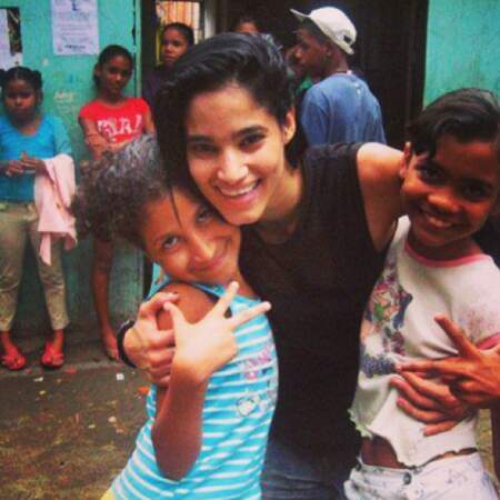 Sofia en visite dans une favela de Rio