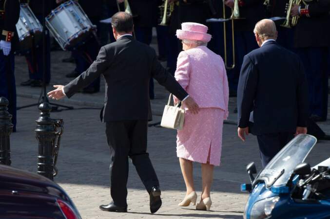 François Hollande aux petits soins de la reine d'Angleterre, toujours aussi élégante