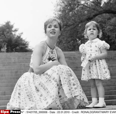Enfant avec sa mère l'actrice Debbie Reynolds