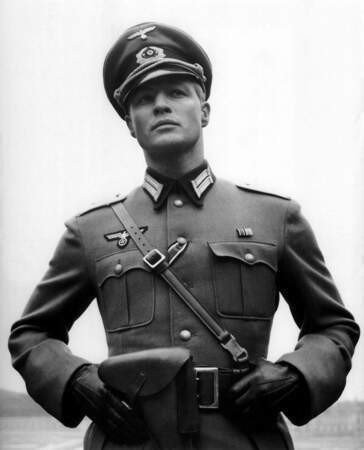 1958 : fini la rigolade, Brando se transforme en officier allemand dans "Le Bal des maudits".