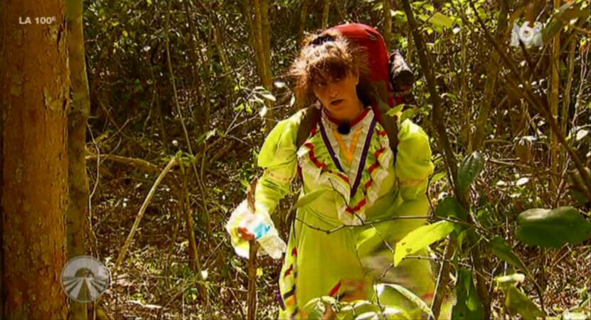 Forcément Lolotte galère avec sa robe dans la jungle : "putain de robe de merde" précise-t-elle.