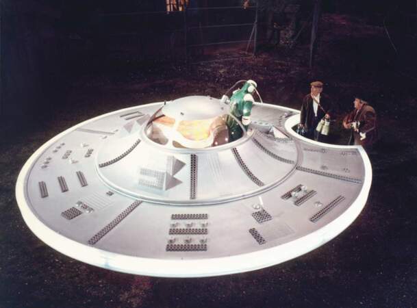 1981, La soupe aux choux : Une soucoupe volante très stylée et un visiteur tout de vert vêtu...