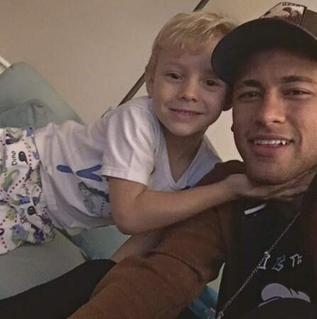 Neymar Jr et le petit David Lucca. 