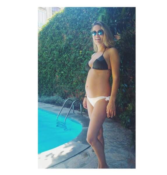 Oh le joli baby-bump ! Jeny Priez profite de sa grossesse au bord de la piscine...