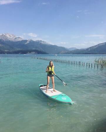 La youtubeuse Sandrea a fait du paddle sur le lac d'Annecy. 