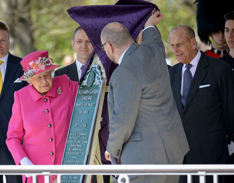 Puis la reine est allée assister à la réouverture du kiosque à musique du square Alexandra à Windsor