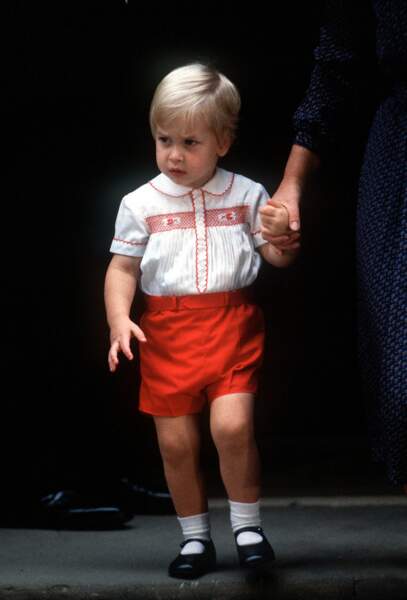 Et voilà William sortant de le maternité le jour de la naissance de son petit frère, le prince Harry, en 1984