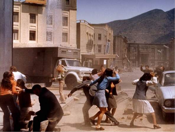 Tremblement de terre (1974) : Charlton Heston tente d'échapper aux débris.