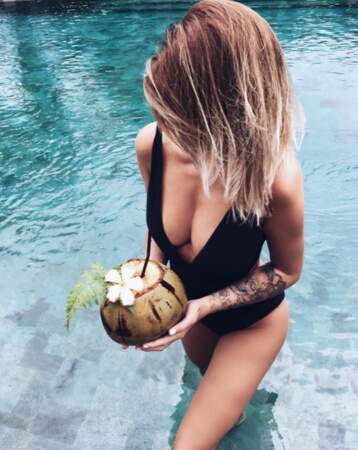 Caroline Receveur, elle aussi à Bali, se fait un petit cocktail à la noix de coco... 