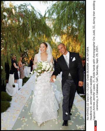 En 2001, Jennifer Lopez épouse le danseur Cris Judd avec cette robe Valentino accompagnée de 10000 roses blanches