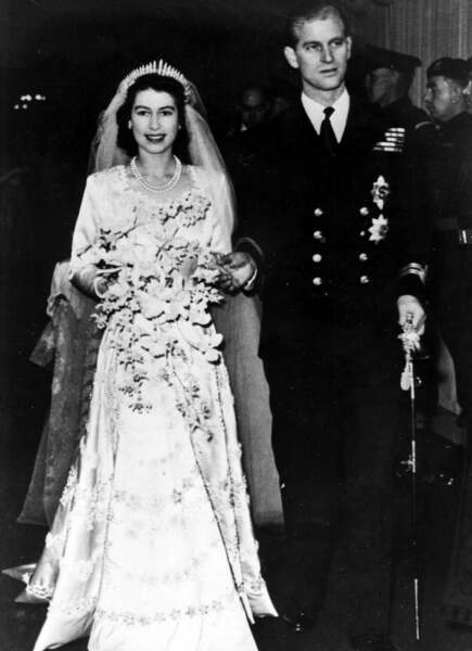 Le couple s'unit à l'abbaye de Westminster le 20 novembre 1947. Philippe devient Philip, duc d'Edimbourg
