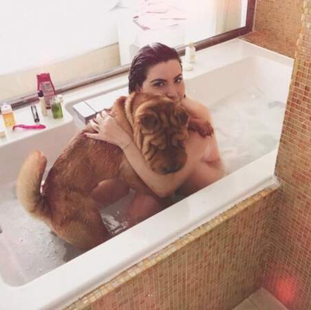 Pépouze, la blogueuse Betty Autier a pris un bain avec son chien. 