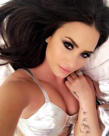 Selfie au lit pour Demi Lovato. 