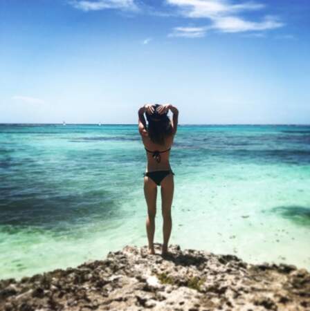 Elle profite de la beauté de Punta Cana...