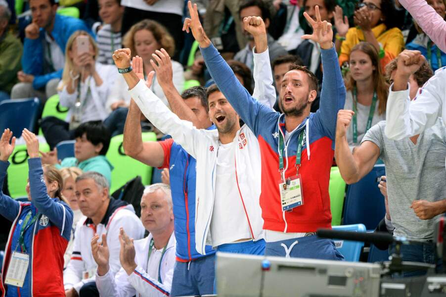 Éliminé dès le 1er tour, Novak Djokovic est venu soutenir ses compatriotes au basket