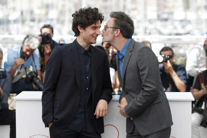 Louis Garrel n'en revient pas : Michel Hazanavicius va lui faire un bisou sur le nez