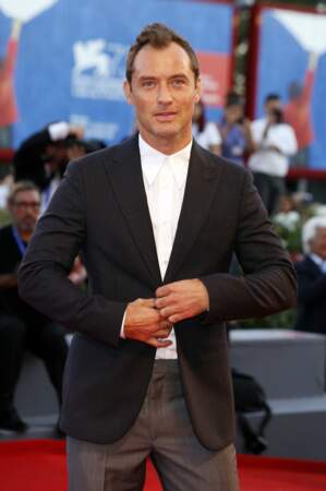 Jude Law, était sur le tapis rouge pour la série The Young Pope