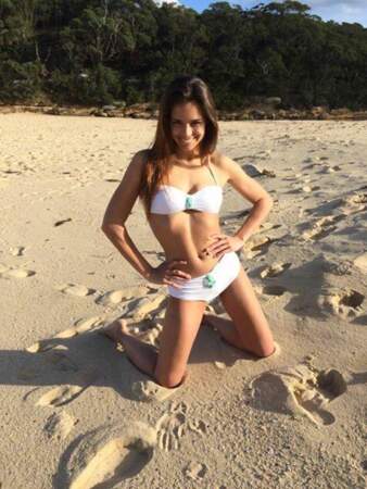 Marine Lorphelin a improvisé une séance photo en bikini pendant ses vacances à Sydney.