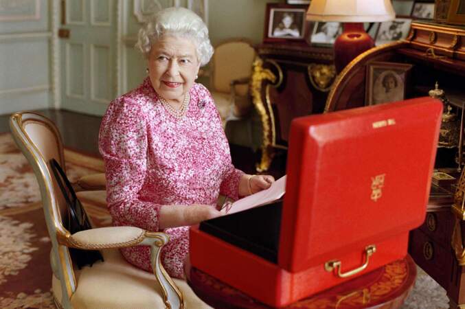 Même à 90 ans passés, la reine travaille toujours et assure ses fonctions de monarque