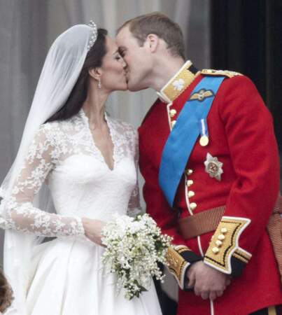 Le premier baiser de Kate et du Prince William sur le balcon du palais de Buckingham. 