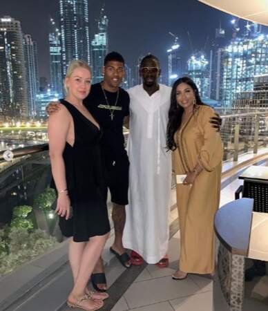 Soirée couples à Dubaï pour Mamadou Sakho, Madja, Patrick van Aanholt et Linsey.