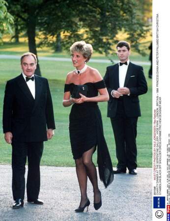 Séparée de Charles depuis 1992, Diana ne cache plus sa féminité sexy ! Ils divorcent en août 1996.